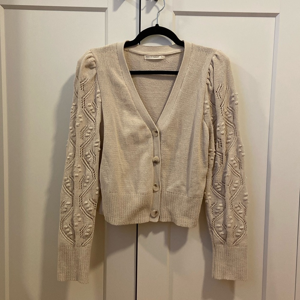 Moon & Maddison beige lacy sleeve knit sweater